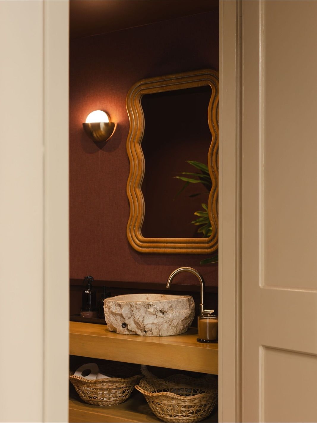 Sala del head spa con lavabo de piedra y espejo ondulado