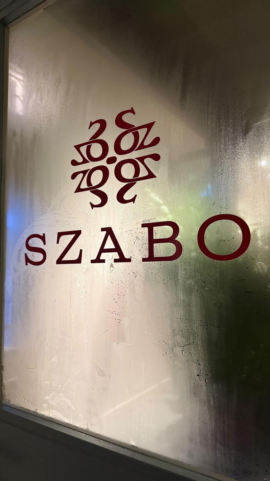 Logo de Szabo en la entrada