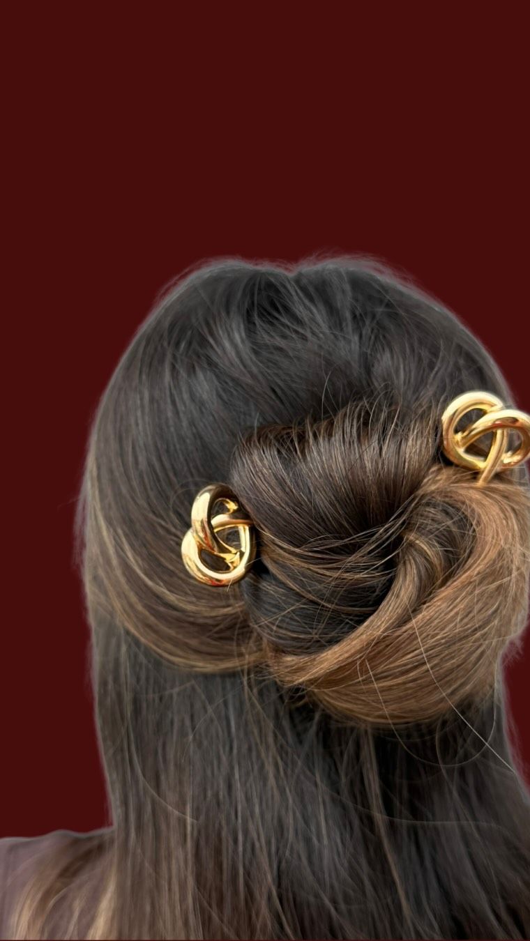 Recogido con accesorios dorados